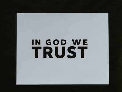 a sticker that says in god we trust